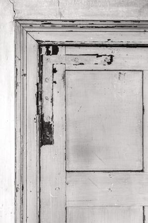 Flush-mounted HL hinge in stair head room